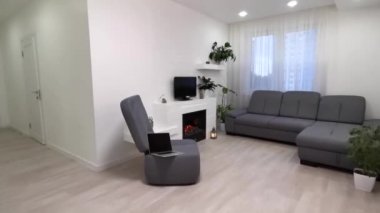 Çatı katı dairesinin parlak açık alanı