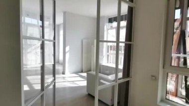 Modern iç dekorasyonu kanepe ve geniş bir pencereyle yap