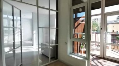 Modern iç dekorasyonu kanepe ve geniş bir pencereyle yap