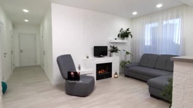 Çatı katı dairesinin parlak açık alanı