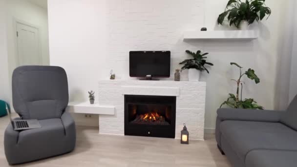 Ljus öppen yta av en loft lägenhet — Stockvideo