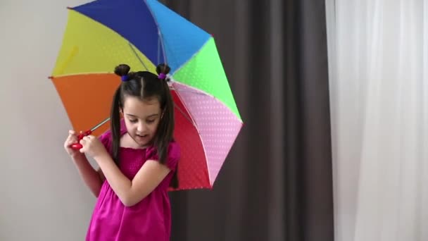 Menina focada fica em casa lendo roteiro de jogo, preparando-se para o elenco para o papel no teatro da escola. Senhora criança pequena repete regras, aprende verso, faz lição de casa no quarto em qurantine — Vídeo de Stock