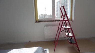 Pencerenin yamaçlarında onarım var. Pencerenin kenarlarına alçı tabakası koyma işlemi.