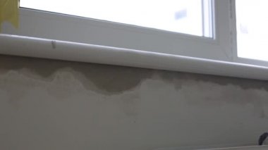 Pencerenin yamaçlarında onarım var. Pencerenin kenarlarına alçı tabakası koyma işlemi.