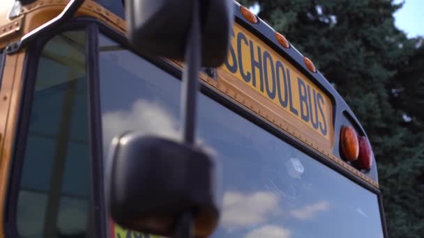 Bus scolaire jaune dans la rue — Video