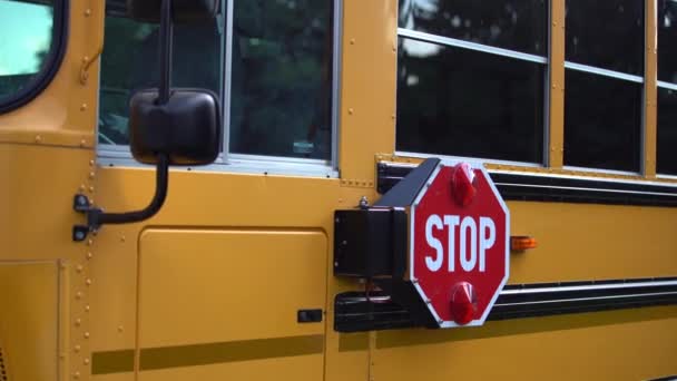 Närbild av tomma skolbuss på parkeringen under Covid-19 pandemi. Tillbaka till skolkonceptet. — Stockvideo