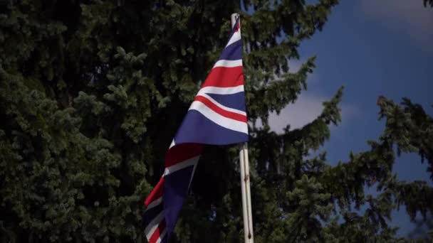 青い空に対するイギリスの旗 — ストック動画