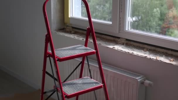 修理窗户的斜坡.在窗边涂上一层石膏的过程. — 图库视频影像