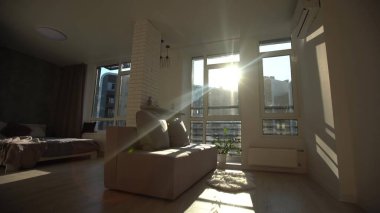 Mutfaktan ev içi yürüyüş. Modern daire. İçerde, içeride..