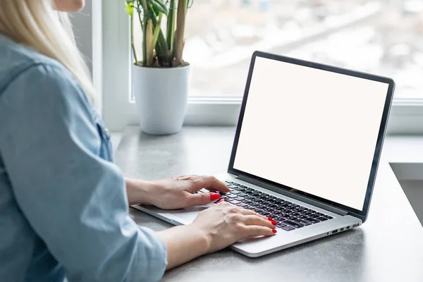 Visão traseira de mãos de mulher de negócios ocupadas usando laptop na mesa de escritório, com copyspace — Fotografia de Stock