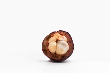 İzole tropikal meyveler. Tüm bir mangosteen kırpma yolu ile beyaz izole.