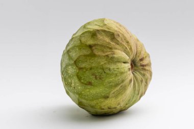 Kremalı elma ya da beyaz üzerine izole edilmiş Cherimoya.