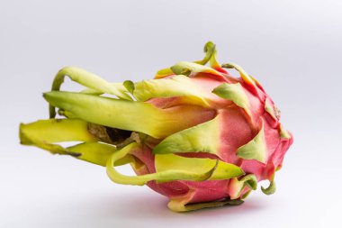 Pitaya veya Dragon meyveleri beyaz arka planda izole