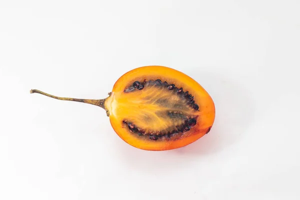 Granadilla. Sarı çarkıfelek meyvesi, beyaz arka planda yarı izole — Stok fotoğraf