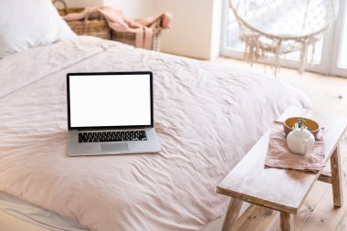 Boş ekran laptop. Merkez ofis çalışma alanı. Modern İskandinav iç tasarım şablonu.