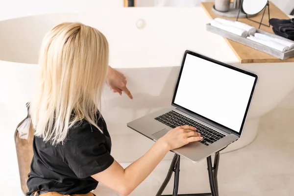 Visão traseira de mãos de mulher de negócios ocupadas usando laptop na mesa de escritório, com copyspace — Fotografia de Stock