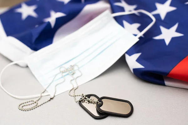 米国の旗の背景のトークンと星付き聴診器 — ストック写真