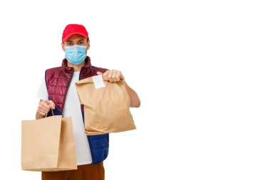 Koronavirüs mevsiminde koruyucu maskeli teslimatçı. Beyaz arkaplanda izole edilmiş adam