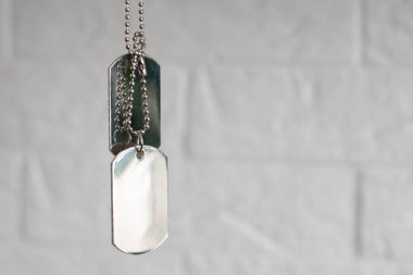 Beyaz arkaplanda askeri kimlik etiketi