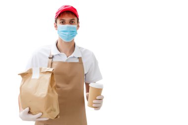 Koronavirüs mevsiminde koruyucu maskeli teslimatçı. Beyaz arkaplanda izole edilmiş adam