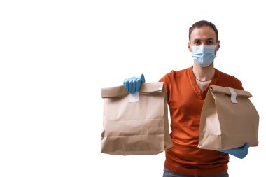 Koronavirüs mevsiminde koruyucu maskeli teslimatçı. Beyaz arkaplanda izole edilmiş adam