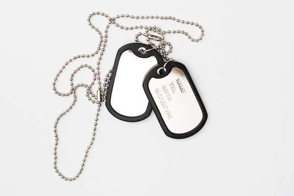 Étiquette de chien, chaînes de l'armée, badge de l'armée sur le fond lumineux. — Photo