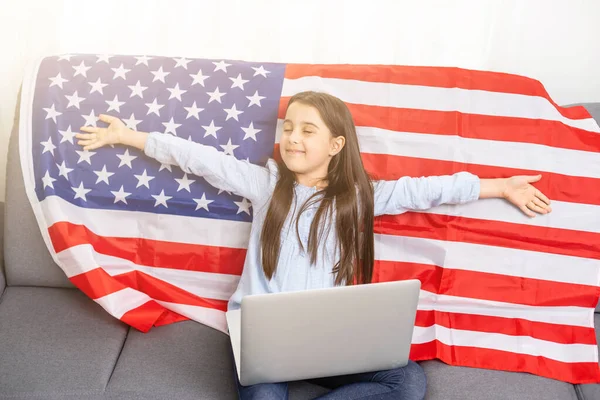 Chica americana busca noticias en línea. noticias. Día de la Bandera. Día de la Independencia de América. —  Fotos de Stock