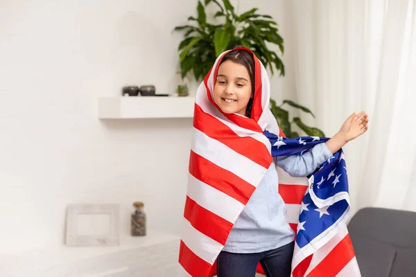 Vacaciones patrióticas. Niño feliz, niña linda con bandera americana. EE.UU. celebra el 4 de julio. —  Fotos de Stock