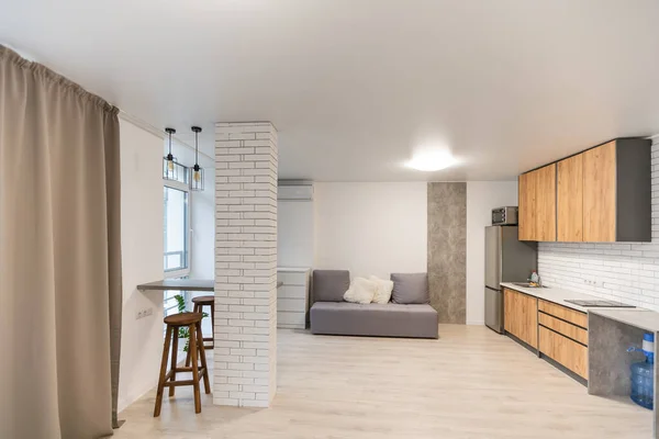 Modern apartman, konyhával és nappalival kombinálva — Stock Fotó