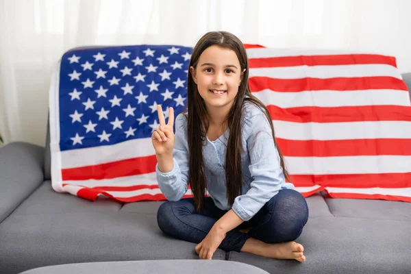 Bambina che ci celebra giorno dell'indipendenza — Foto Stock