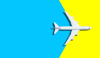 Düz dizayn edilmiş seyahat konsepti mavi ve sarı arkaplan ve kopyalama alanı