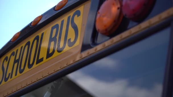 Liternictwo autobusu szkolnego, szkolny znak autobusu. — Wideo stockowe