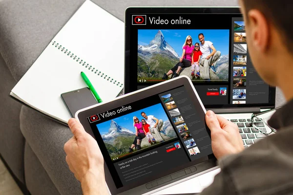 Man kijken video 's online op tablet — Stockfoto