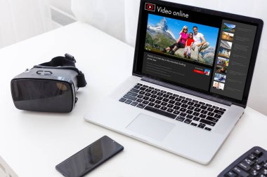 Bilgisayarla yapılan bir gezinin videosunu izliyordum.