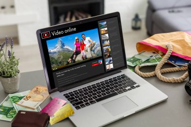 Bilgisayarla yapılan bir gezinin videosunu izliyordum.