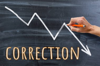 Finans sektörü grafiği. Tahtaya tebeşirle çizilmiş çizgi grafiği