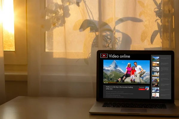 Assistir a um vídeo sobre uma viagem on-line por laptop — Fotografia de Stock