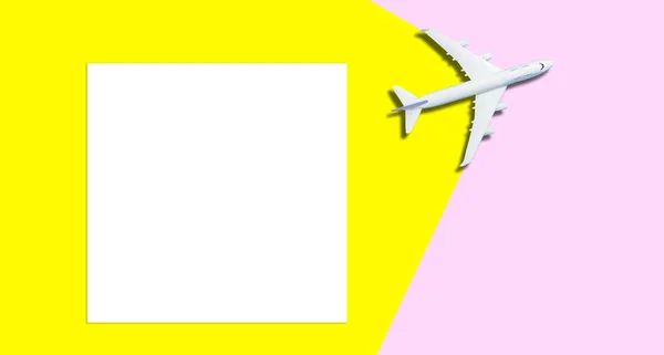 旅行の背景概念。テキスト用の空の白い紙の上に飛行機で目標。テキストメッセージを追加するための画像。デザインアート作品のバックアップ一覧. — ストック写真