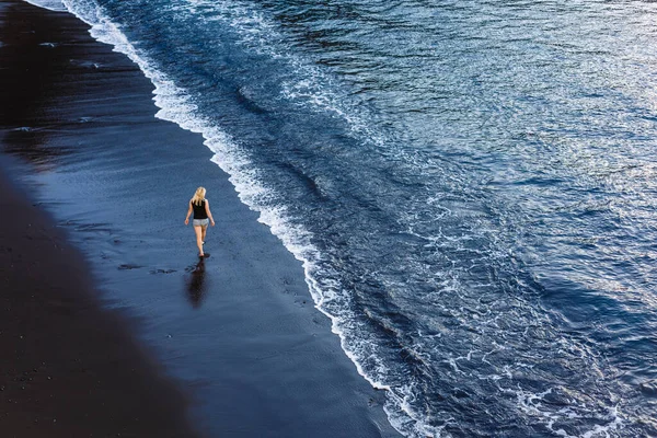 Beautiful alone sensual girl on the beach — Stock Photo, Image