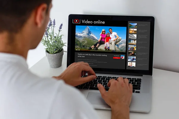 Viendo un video sobre un viaje en línea por computadora portátil — Foto de Stock