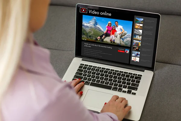 Mujer viendo videos en línea en el ordenador portátil — Foto de Stock