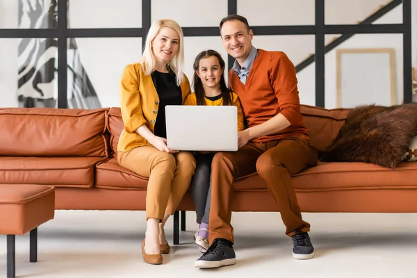 Família que trabalha no portátil com no escritório home — Fotografia de Stock