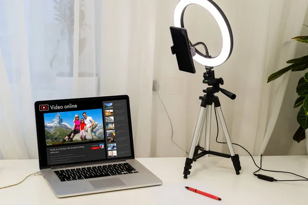 Assistir a um vídeo sobre uma viagem on-line por laptop — Fotografia de Stock