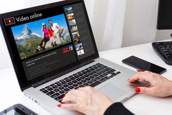 Mujer feliz planeando vacaciones en línea buscando información en una computadora portátil en un resort u hotel. —  Fotos de Stock