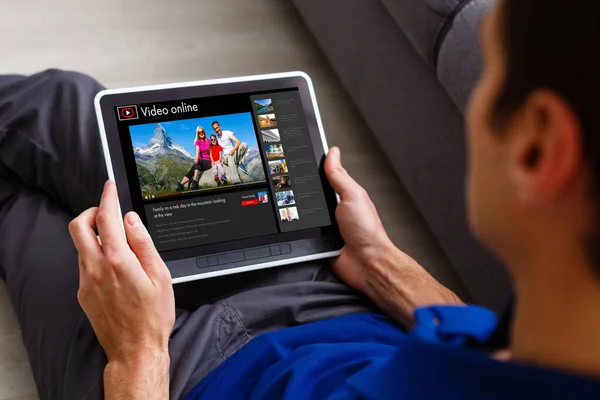 Hombre viendo videos en línea en la tableta — Foto de Stock