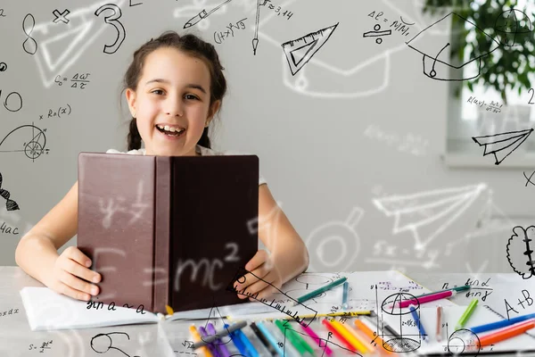 Mooi schattig klein genie meisje met boeken en wiskunde formules, problemen rond haar — Stockfoto