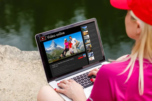 Mujer viendo videos en línea en el ordenador portátil — Foto de Stock