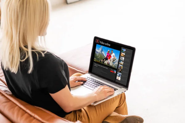 Mulher feliz planejando férias on-line procurando informações em um laptop em um resort ou hotel. — Fotografia de Stock