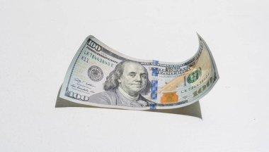 Yüz dolar. Başkan Benjamin Franklin 'in portresi. Amerikan doları geçmişi. Bir sürü banknotun kapanışı 100 dolarlık banknotlar. Amerikan para birimi.