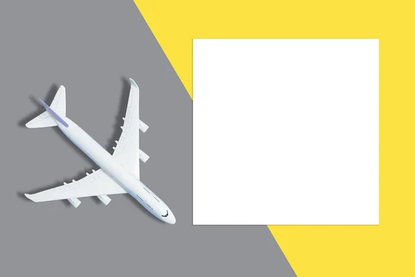 여행 배경 개념. 비어 있는 흰색 종이에 텍스트를 위한 비행기를 목표로 합니다. 문자 메시지를 추가 할 수있습니다. 미술 작품을 위한 배경. — 스톡 사진